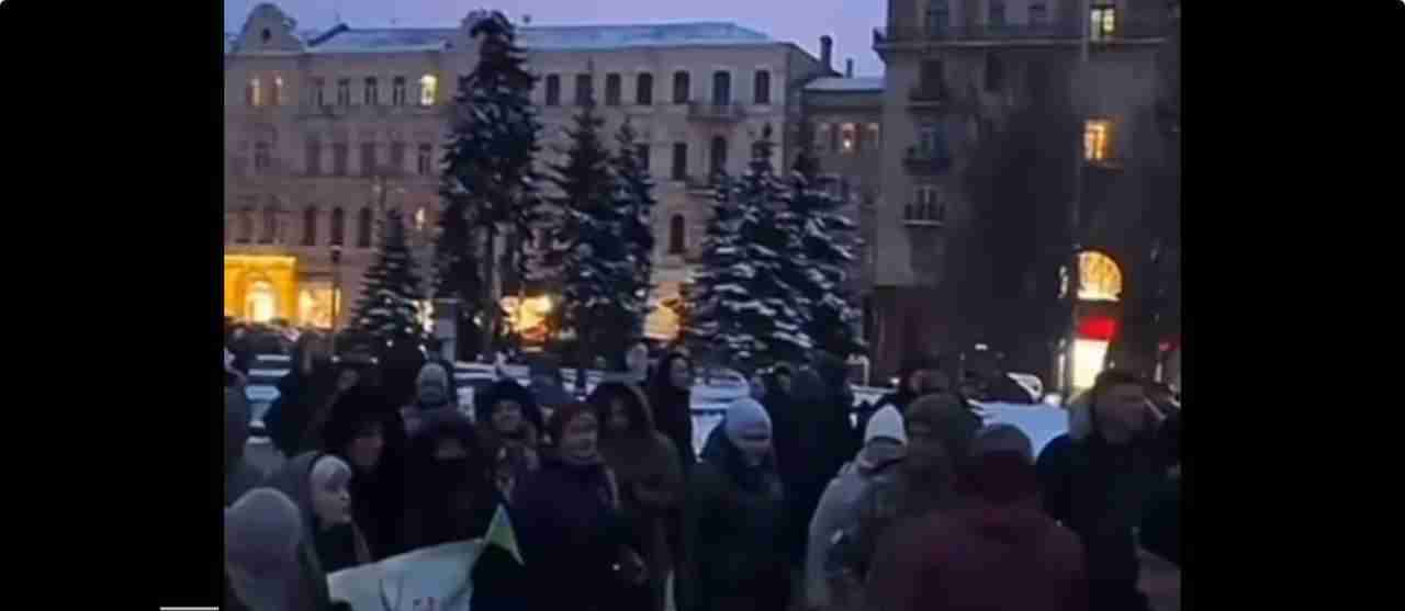 У центрі Києва зібрався натовп з акцією на підтримку Валерія Залужного (ВІДЕО)