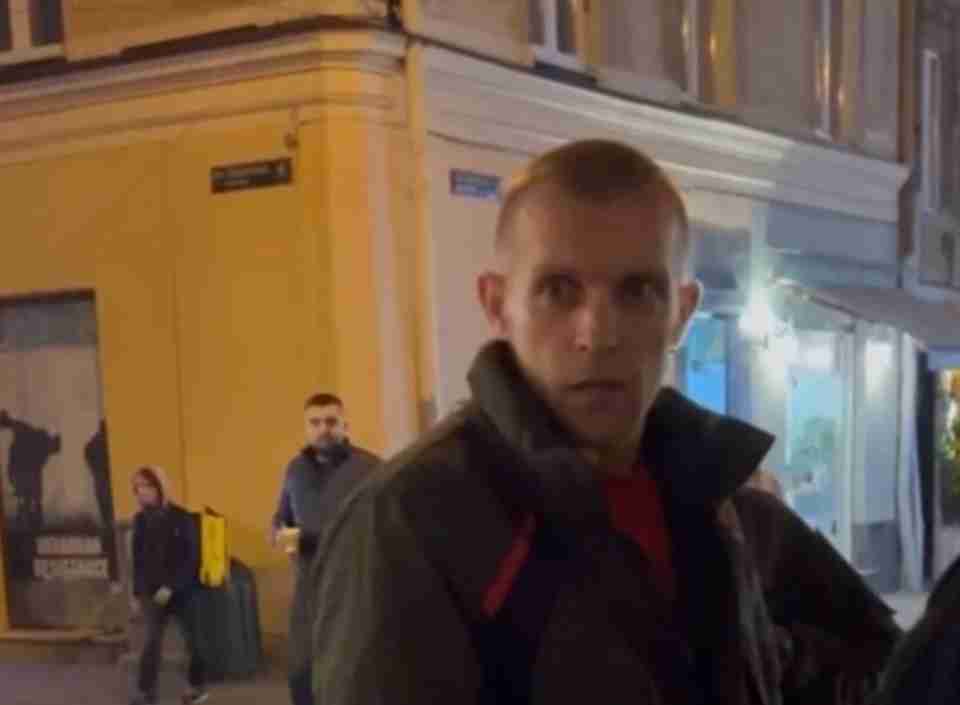 У центрі Львова чоловік слухав російську музику: його затримала поліція (ВІДЕО)