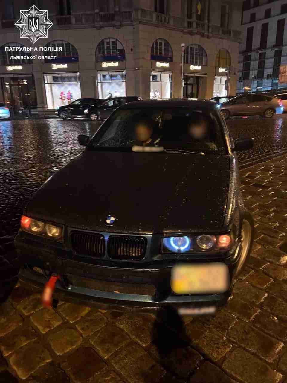 У центрі Львова копи упіймали дрифтера на BMW і без «прав» (ФОТО)