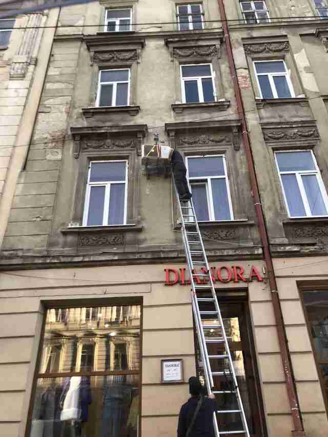 У центрі Львова на будинках демонтують всі кондиціонери і супутникові антени