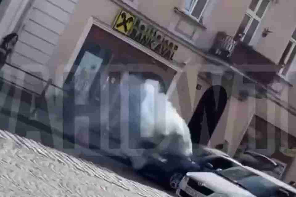 У центрі Львова спалахнула автівка (ВІДЕО)