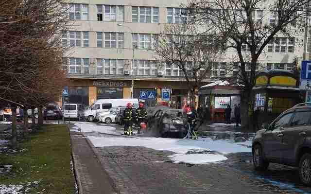 У центрі Львова спалахнув автомобіль (ФОТО, ВІДЕО)