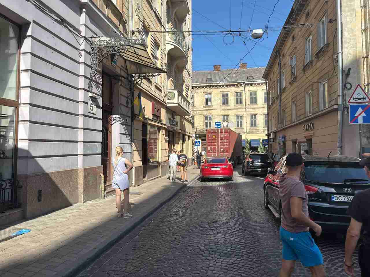 У центрі Львова відновлюють рух транспорту після ДТП (ФОТО, ВІДЕО)