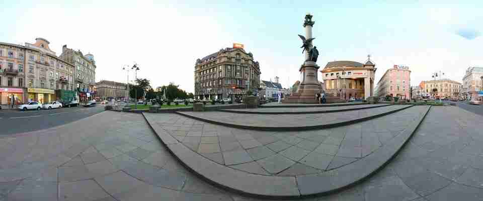 У центрі Львова задля автомобілів пропонують пересунути відомий пам’ятник