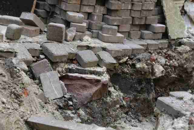 У центрі Львова знайшли могильні плити з Європейських поховань