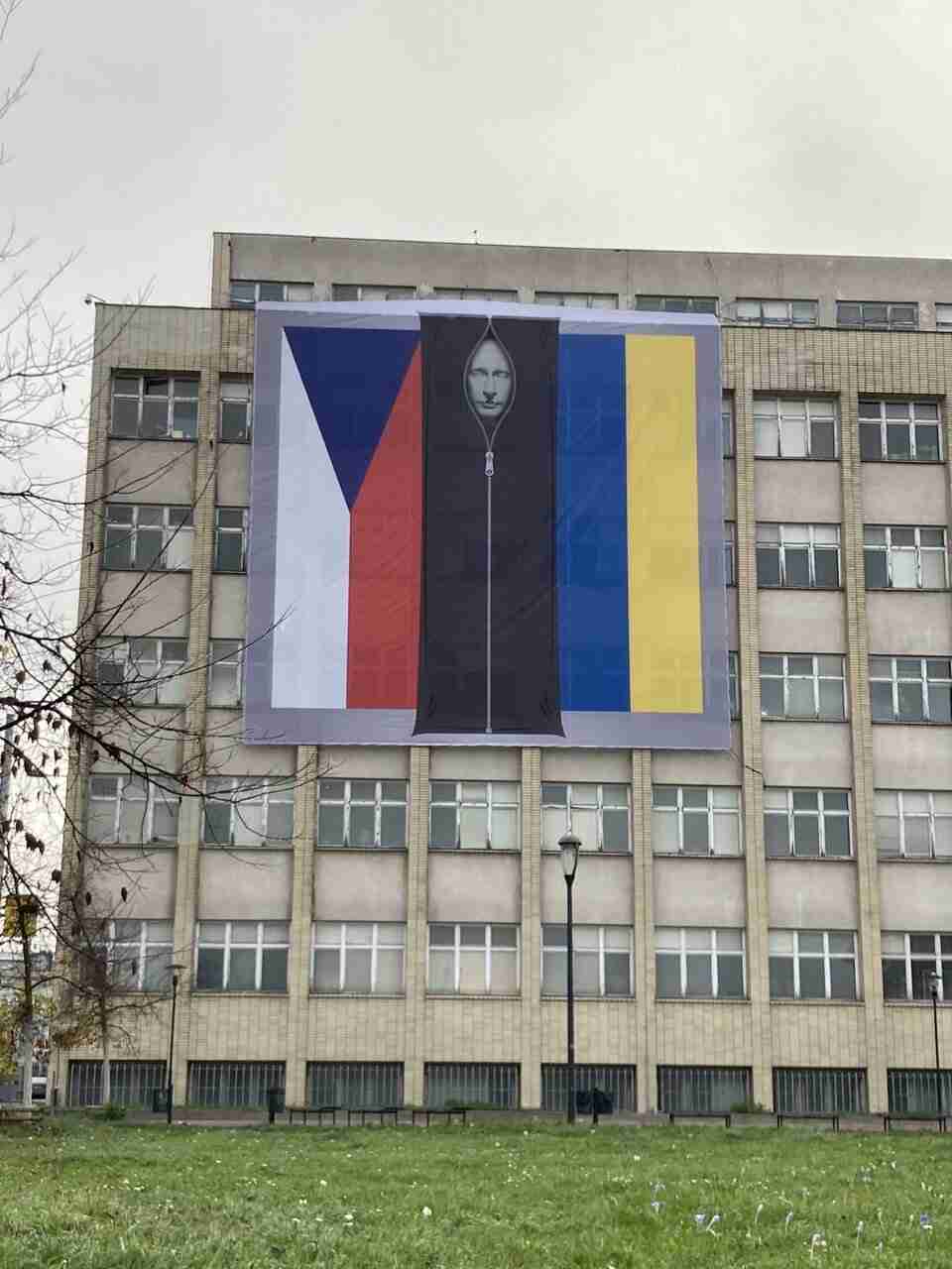 У Чехії вивісили банер, на якому зображений Путін в мішку для трупа (ФОТО)