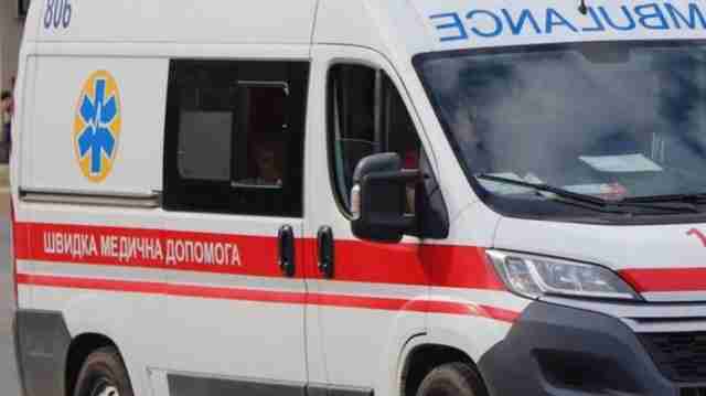 У Чернівцях чоловік вистрибнув з вікна будівлі ТЦК: швидка забрала в лікарню