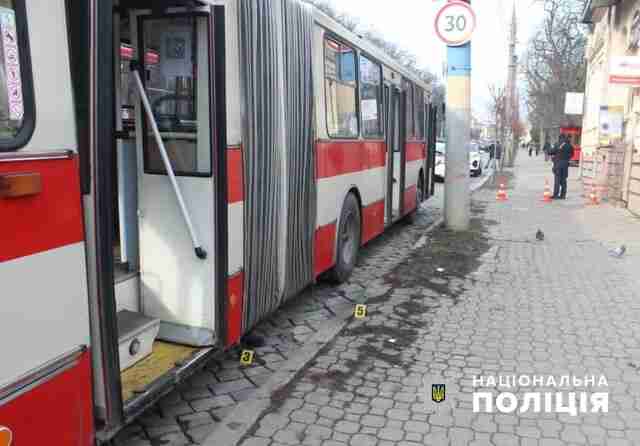 У Чернівцях загинула жінка внаслідок падіння з тролейбуса