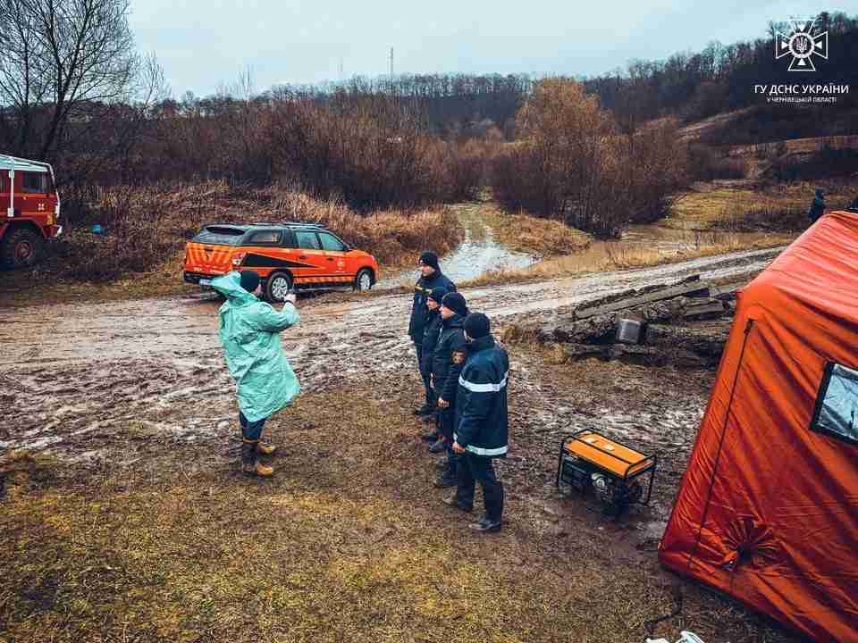 У Чернівецькій області двоє дітей повертаючись зі школи впали з містка у річку, пошуки 8-річної дівчинки тривають (ФОТО)