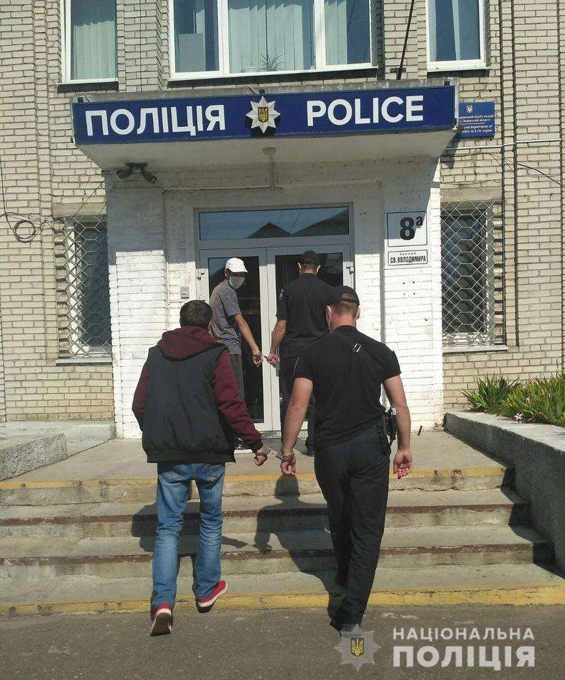 У Червонограді двоє чоловіків побили перехожого, їх затримали (фото)