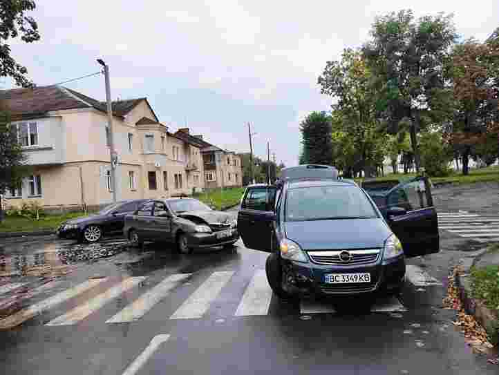 У Червонограді на перехресті влупилися два авто (ФОТО)