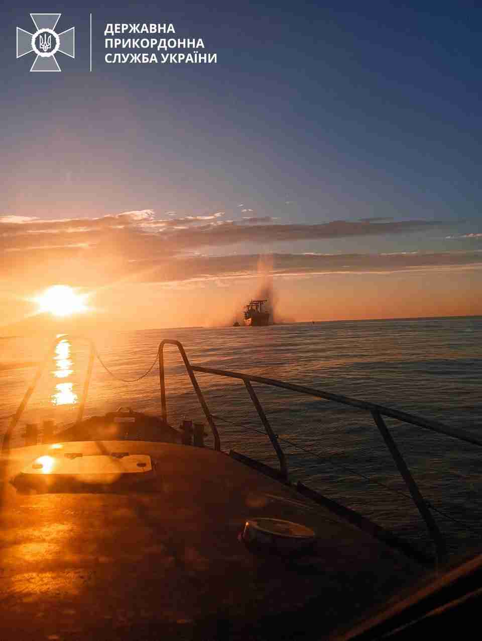 У Чорному морі підірвалося на міні цивільне судно під прапором Панами (ФОТО)