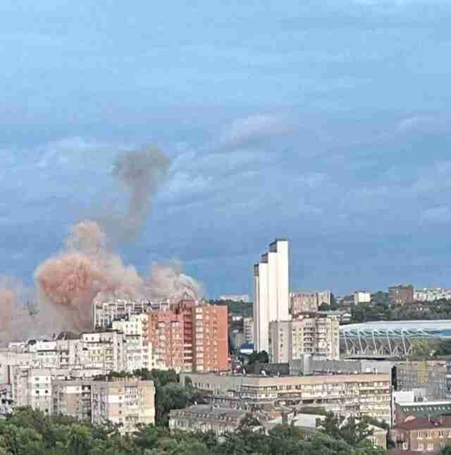 У Дніпрі пролунали потужні вибухи: окупанти влучили у багатоповерхівку (ФОТО/ВІДЕО)