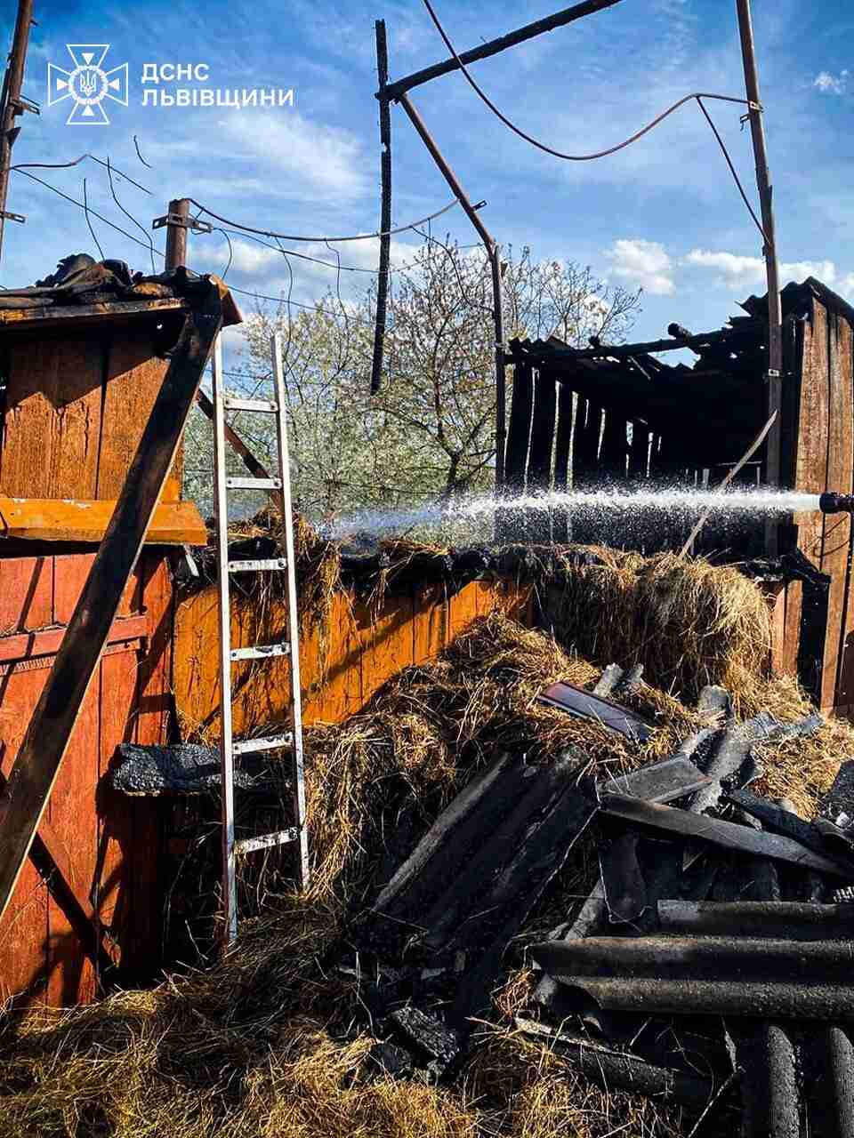У Дрогобицькому районі загорілася дерев'яна господарська будівля (ФОТО)