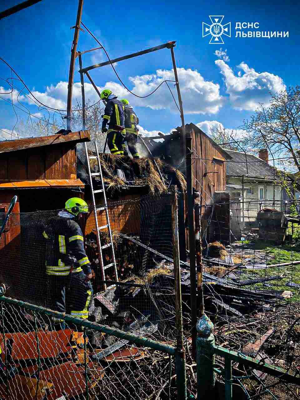 У Дрогобицькому районі загорілася дерев'яна господарська будівля (ФОТО)