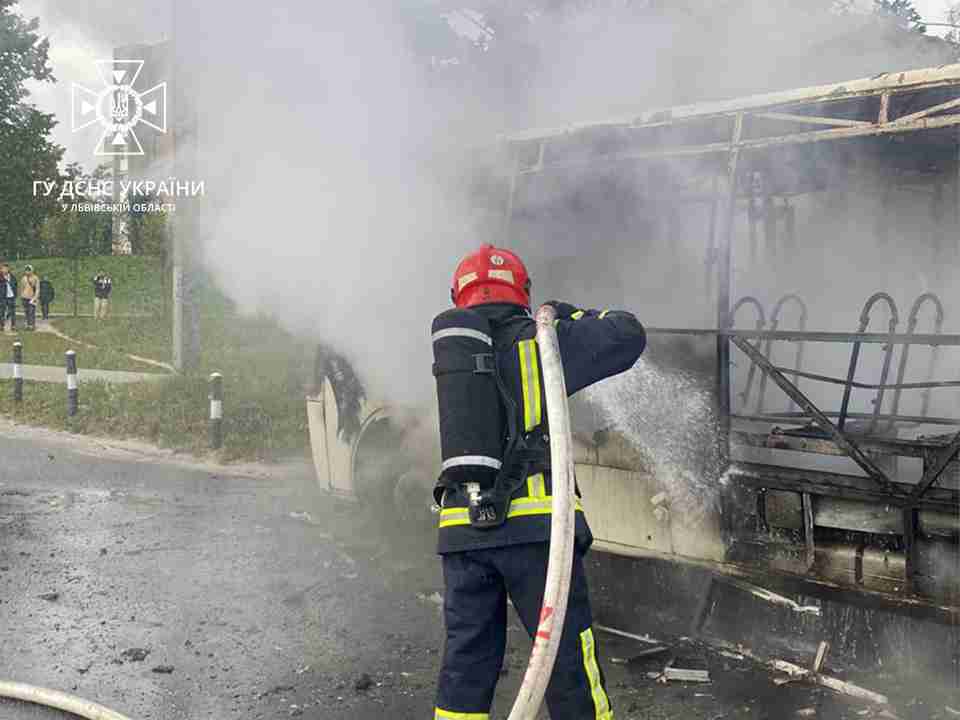 У ДСНС прокоментували пожежу у львівській маршрутці �19 (ФОТО, ВІДЕО)