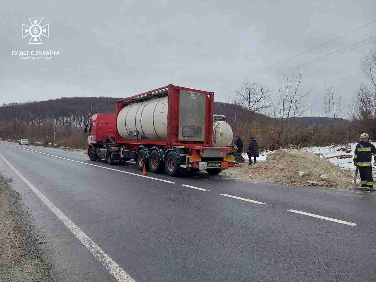 У ДСНС прокоментували ситуацію з покинутою автоцистерною зі соляною кислотою на Львівщині (ФОТО)