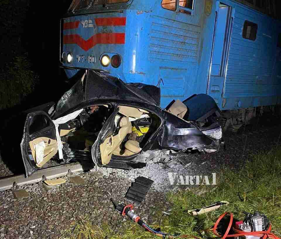У ДСНС прокоментували смертельну ДТП з потягом та «ВМW» (ФОТО)