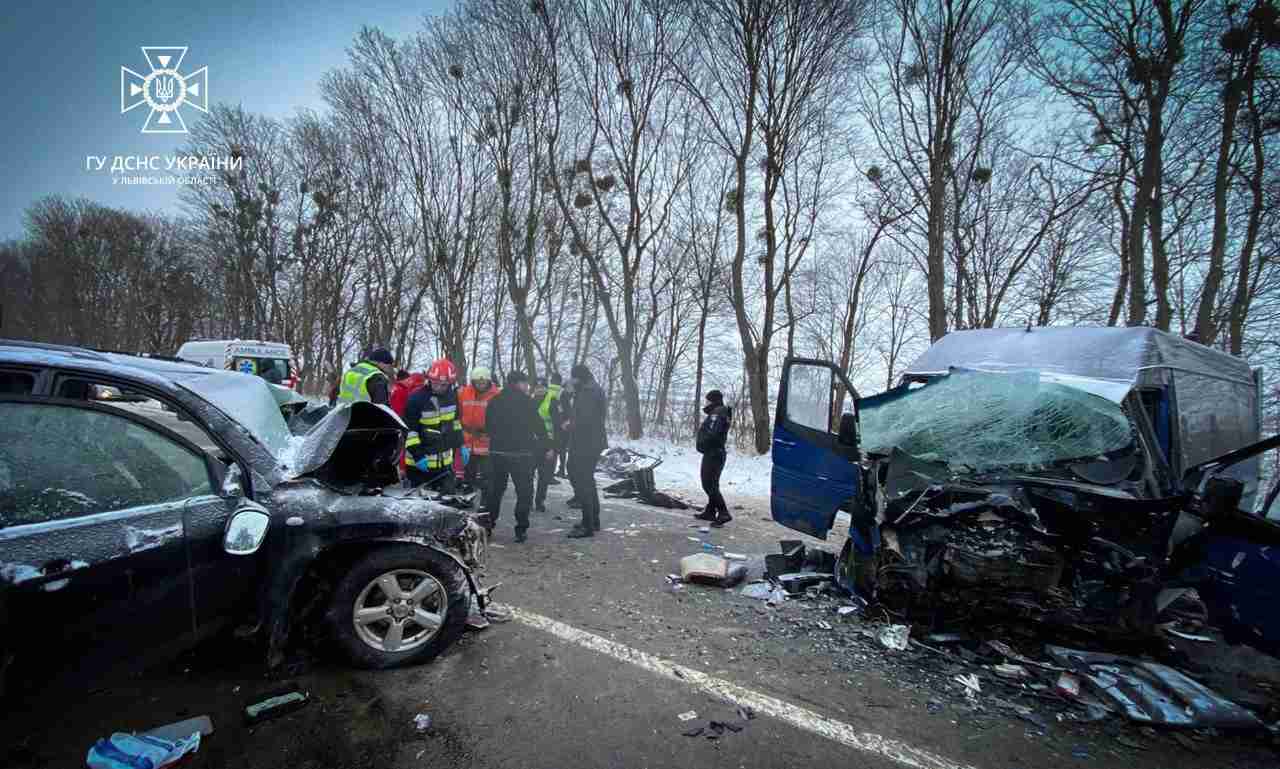У ДТП на автодорозі «Київ - Чоп» на Львівщині постраждало вісім людей (ФОТО)