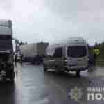 У ДТП на трасі «Київ - Чоп» легковик перетворився на металобрухт, одна людина загинула (фото)