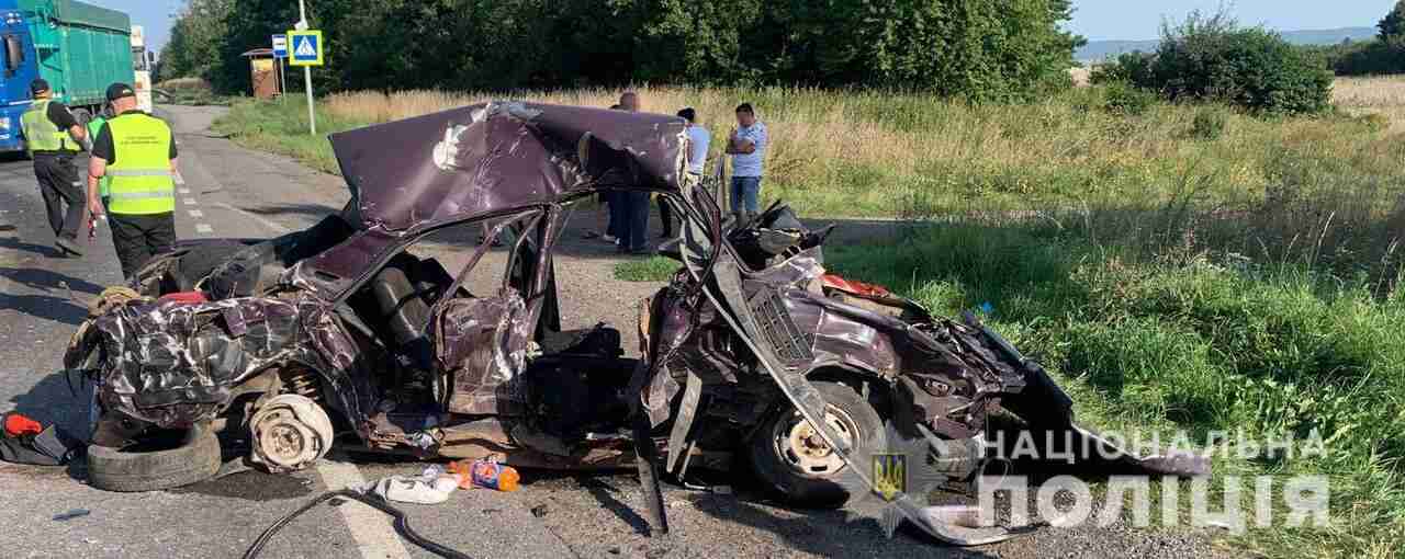 У ДТП загинули двоє людей: водія вантажівки взяли під варту (ФОТО)