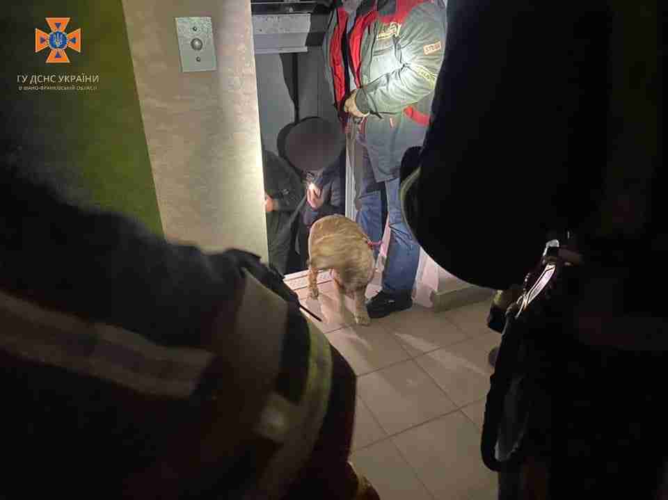 У Франківську через вимкнення світла у ліфті застрягла вагітна жінка з двома дітьми