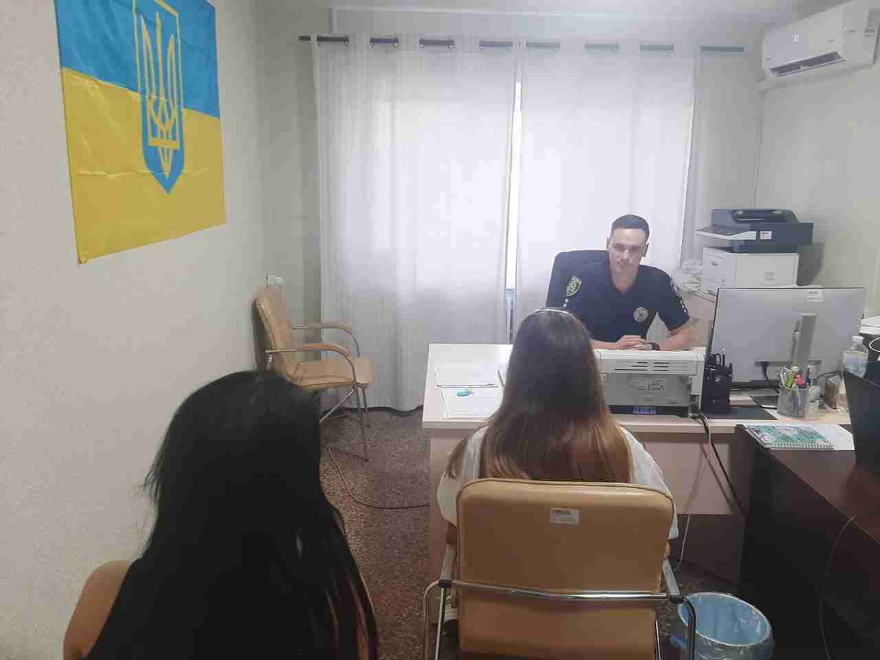 У Харкові поліція взялася за двох школярок, які закликали створити «ХНР» та принижували українців (ФОТО)