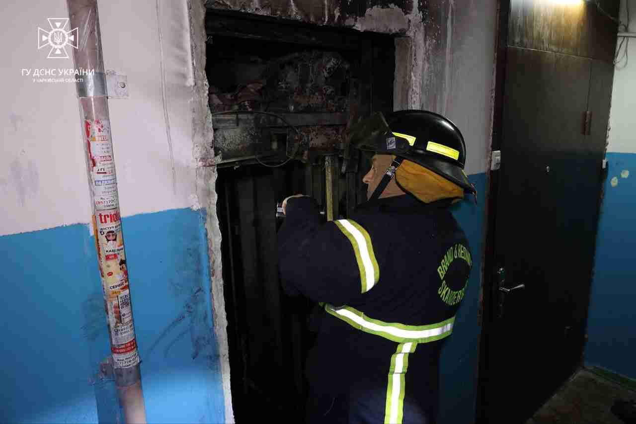 У Харкові в палаючому ліфті житлової багатоповерхівки заживо згоріла людина (ФОТО)