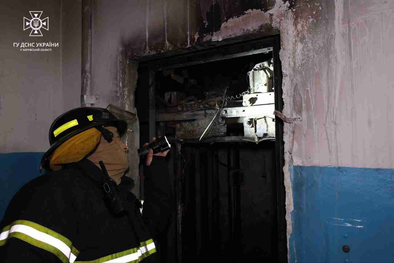 У Харкові в палаючому ліфті житлової багатоповерхівки заживо згоріла людина (ФОТО)