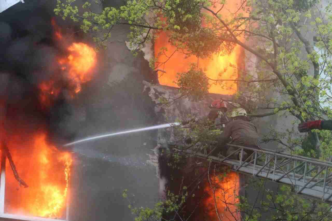 У Харкові внаслідок ворожих обстрілів горіли житлові будинки (ФОТО)