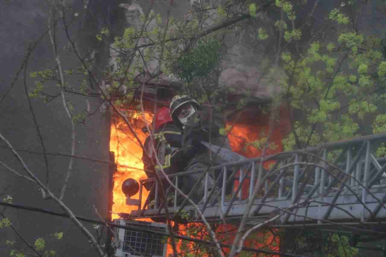 У Харкові внаслідок ворожих обстрілів горіли житлові будинки (ФОТО)