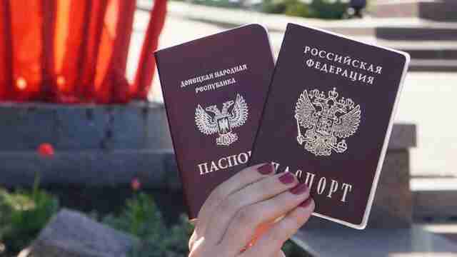У ЄС не визнаватимуть російських паспортів, які загарбники роздають на окупованих територіях України