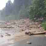У Карпатах вирує негода: затоплено дорогу (фото, відео)