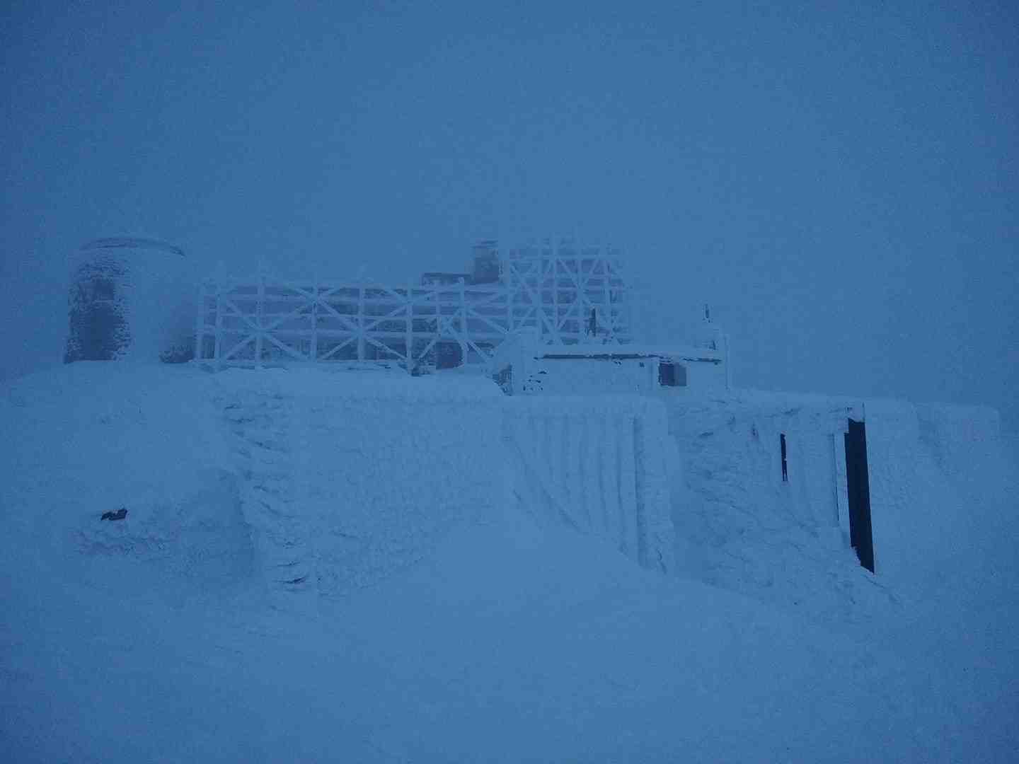 У Карпати прийшла справжня зима: в мережі показали світлини засніжених гір (фото)