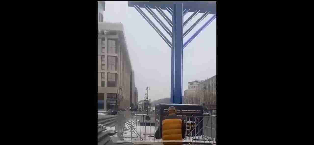 У Києві чоловік демонстративно на камеру осквернив найбільшу в Європі Ханукію (ВІДЕО)