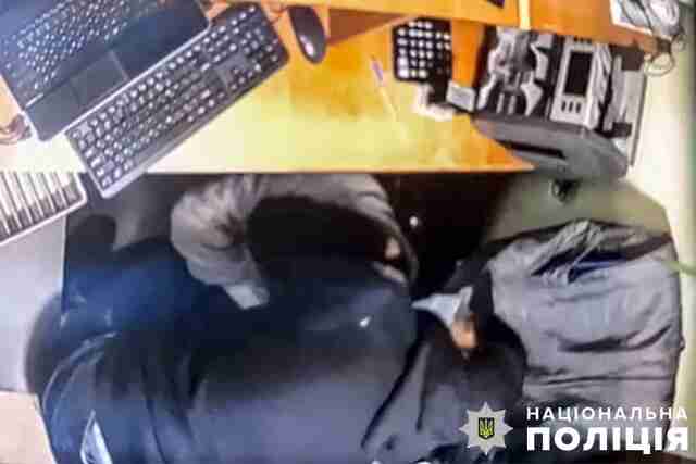 У Києві чоловік, погрожуючи пістолетом, побив працівницю обмінника та вкрав усі кошти з каси (ФОТО/ВІДЕО)