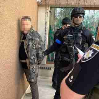 у Києві чоловік з 20 озброєними «друзями» обезброїв патрульних