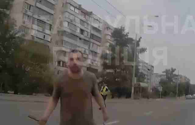 У Києві чоловік з гранатою та ножем кидався на поліцейських (ВІДЕО)