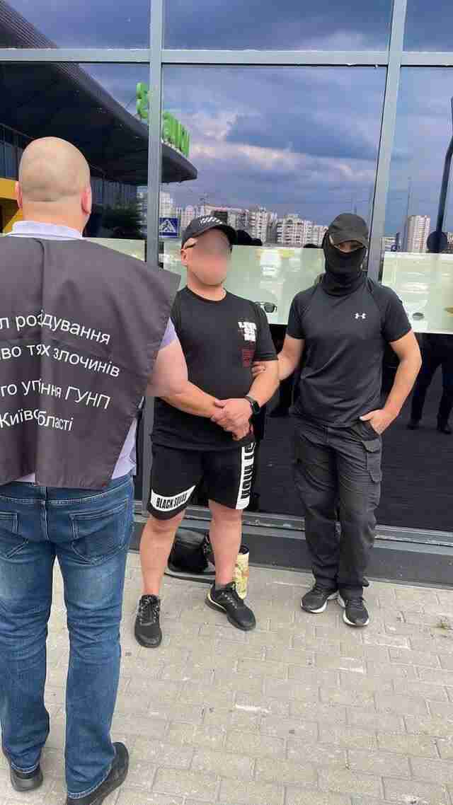 У Києві чоловік заплатив 15 тисяч доларів, щоб втекти за кордон