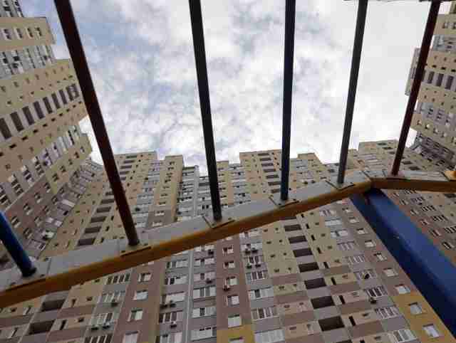 У Києві дитина випала з вікна квартири на 20-му поверсі