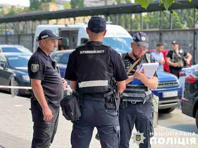 У Києві грабіжники у військовій формі скоїли напад на жінку, яка несла додому кілька мільйонів гривень (ФОТО)