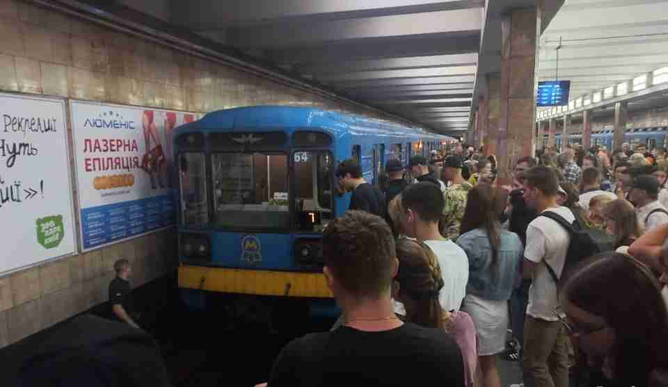 У Києві на станції метро жінка впала під потяг (ФОТО/ВІДЕО)