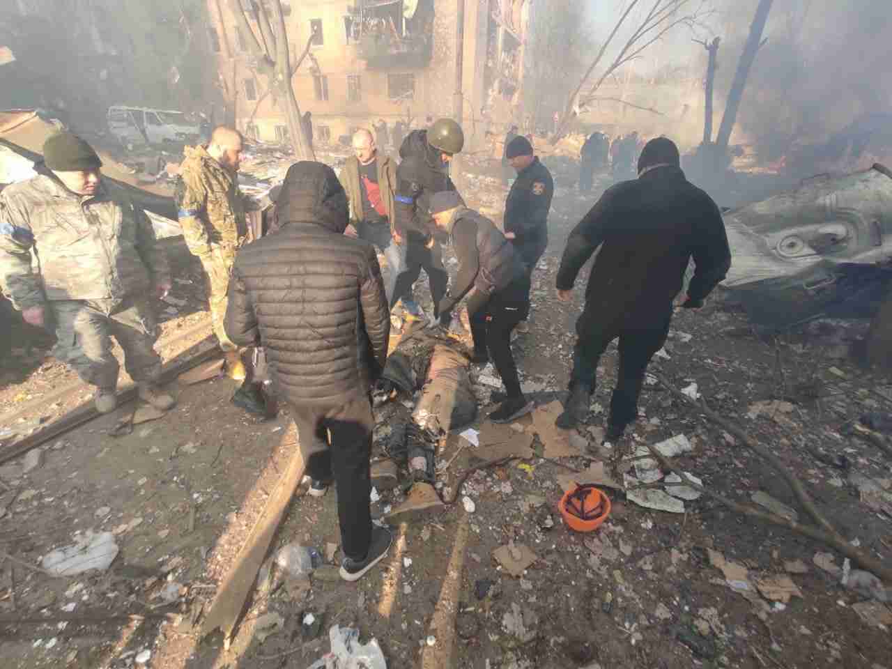 У Києві обстріляли житловий квартал, є жертви (ФОТО)