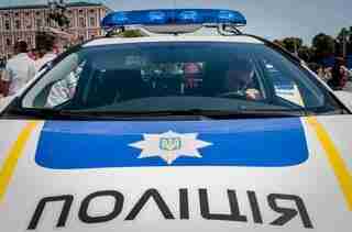 У Києві пішохід зухвало пограбував водія автомобіля прямо на проїжджій частині (ФОТО)