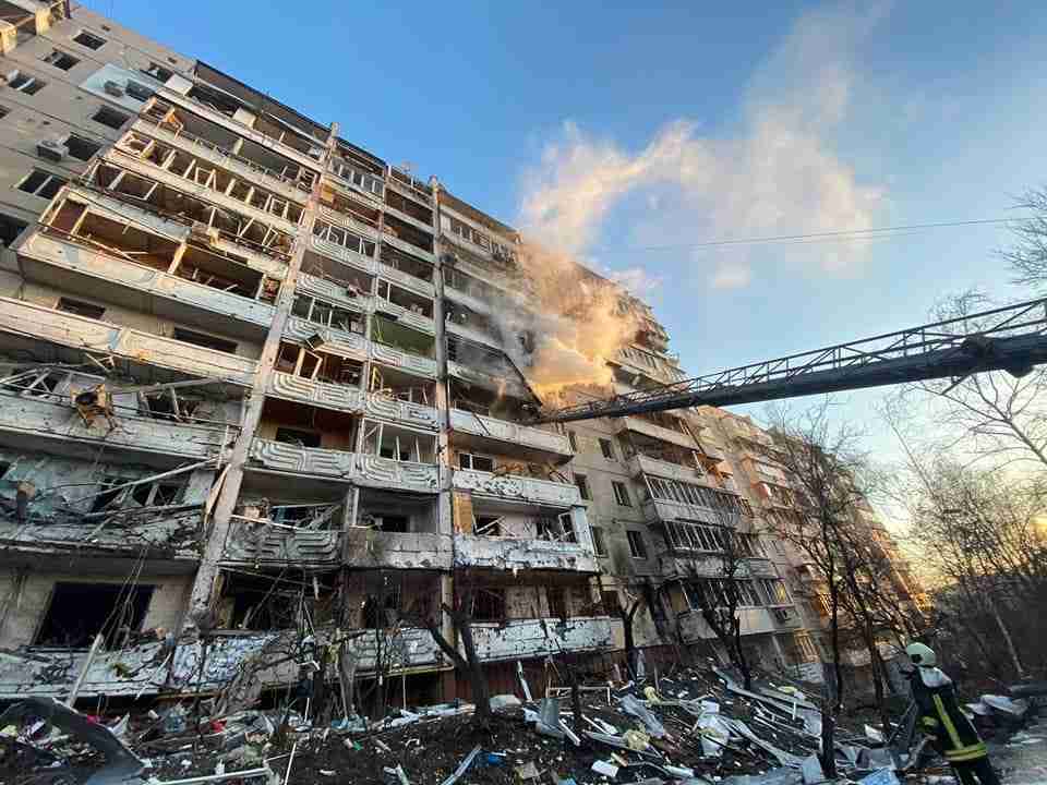 У Києві після обстрілу горіли п'ять поверхів житлового будинку