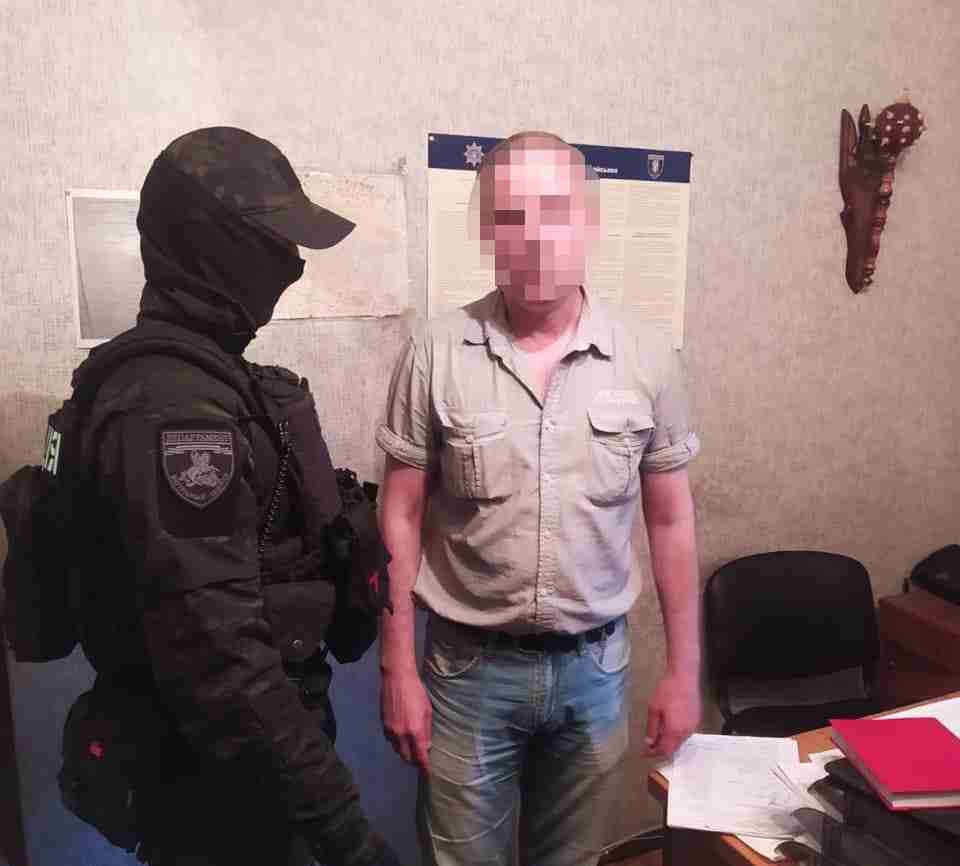 У Києві працівник поліції торгував інформацією із закритих баз даних правоохоронців (ФОТО, ВІДЕО)
