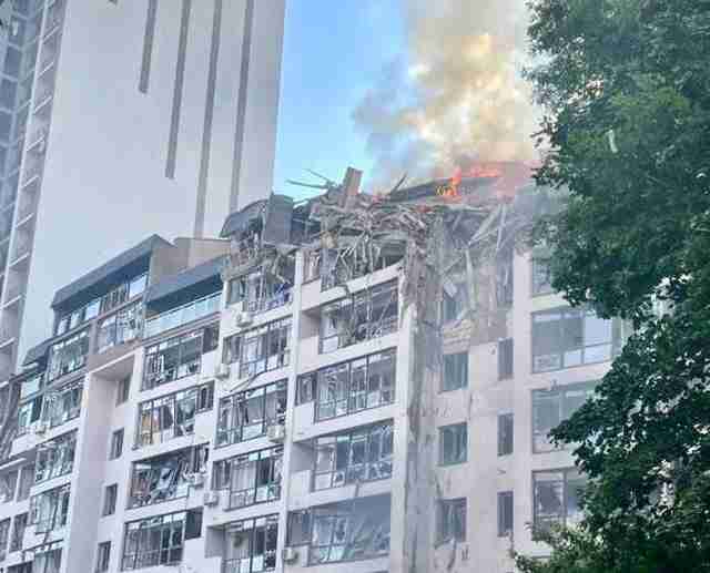 У Києві російська ракета уразила житловий будинок