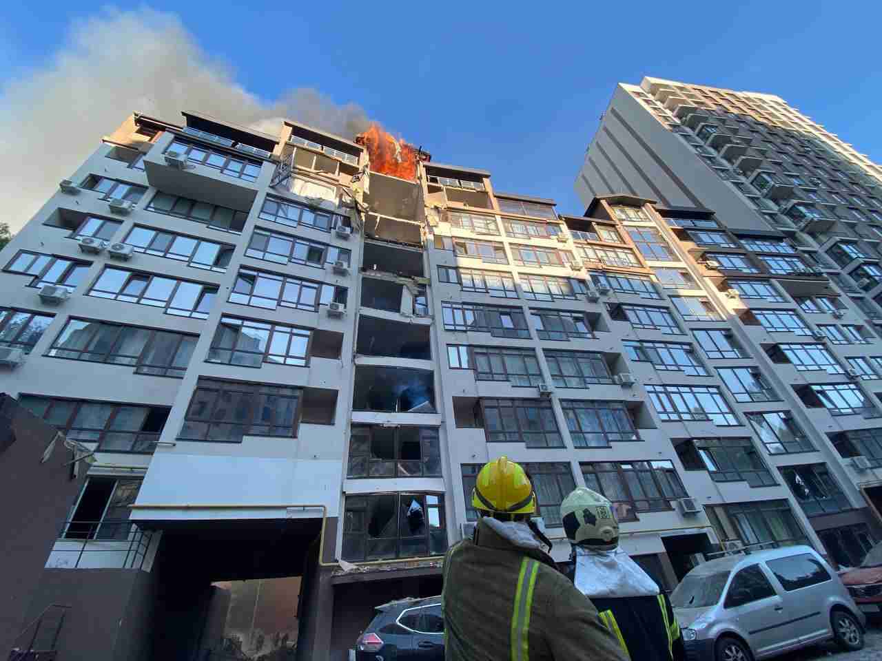 У Києві російська ракета уразила житловий будинок