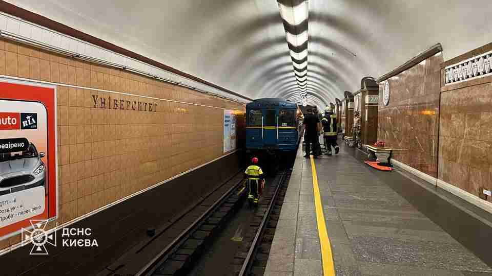 У Києві рятувальники дістають чоловіка, який потрапив під потяг метрополітену (ФОТО, ВІДЕО)