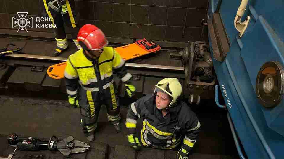 У Києві рятувальники дістають чоловіка, який потрапив під потяг метрополітену (ФОТО, ВІДЕО)